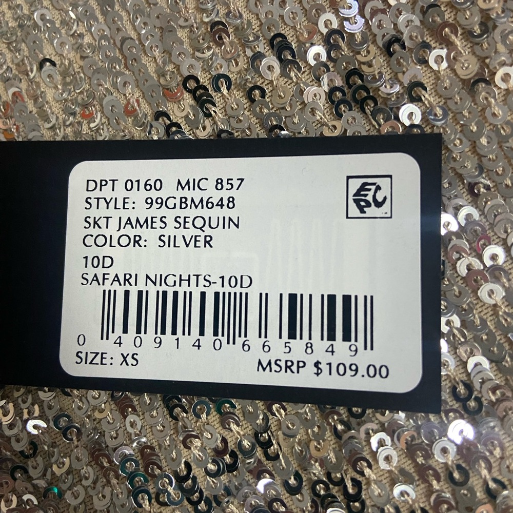 Gianni Bini Silver Sequin Short Sleeve Top - Picture 9 of 11